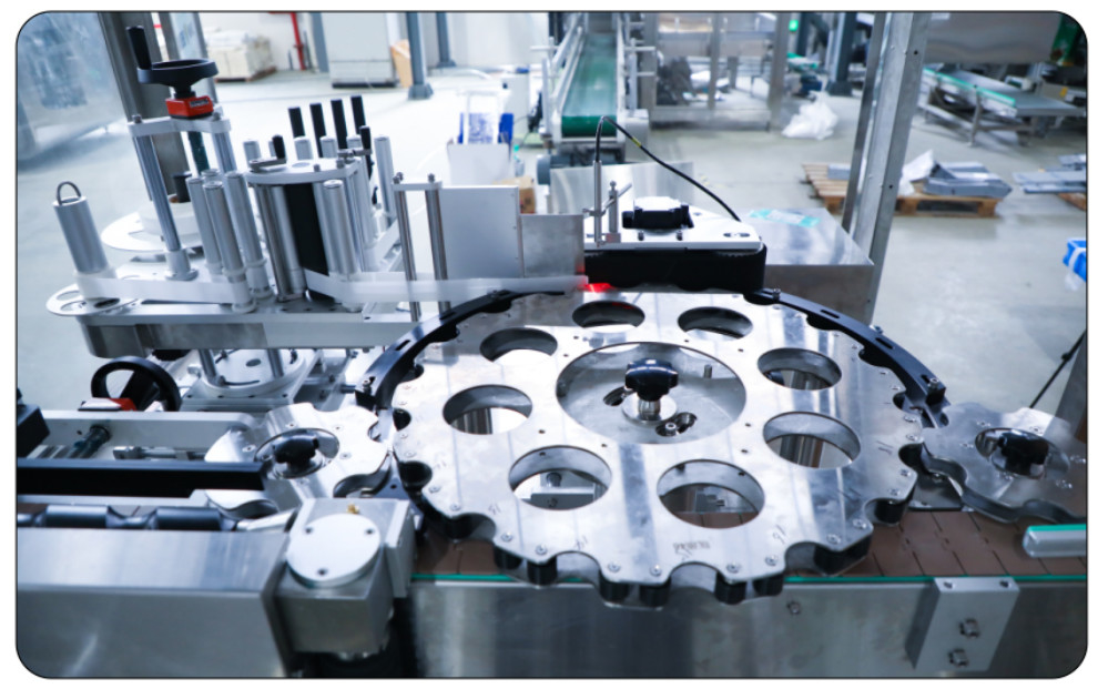 TN-200DH Rotary High Speed Automatic Round Bottle Labeling Machine For 5L-30L Bottle Filling Line 10000 BPH