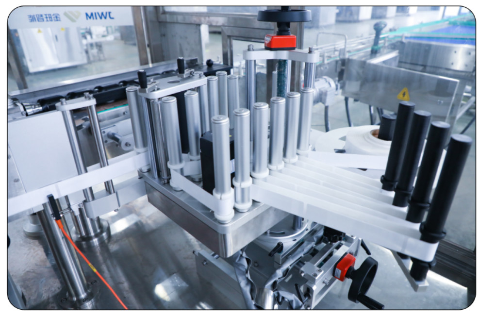 TN-200DH Rotary High Speed Automatic Round Bottle Labeling Machine For 5L-30L Bottle Filling Line 10000 BPH